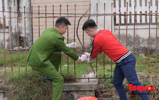 Lực lượng chức năng phường Phương Mai dọn dẹp kim tiêm, xi lanh sau phản ánh của Báo điện tử Tổ Quốc - Ảnh 12.