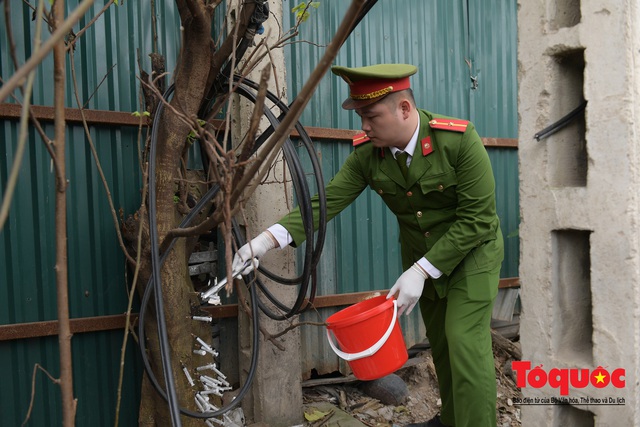 Lực lượng chức năng phường Phương Mai dọn dẹp kim tiêm, xi lanh sau phản ánh của Báo điện tử Tổ Quốc - Ảnh 5.