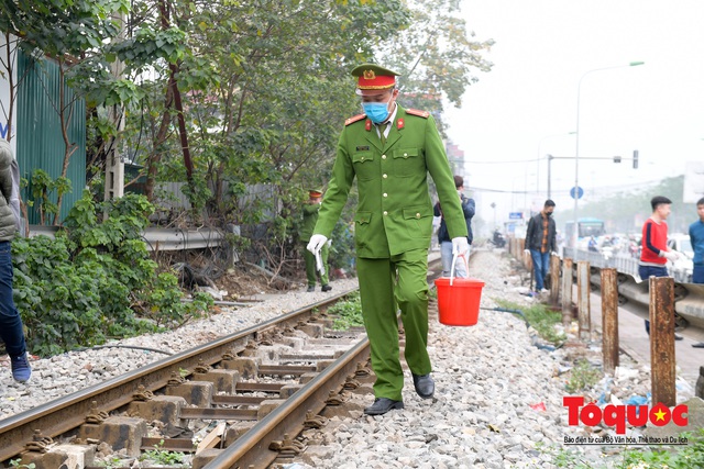 Lực lượng chức năng phường Phương Mai dọn dẹp kim tiêm, xi lanh sau phản ánh của Báo điện tử Tổ Quốc - Ảnh 9.