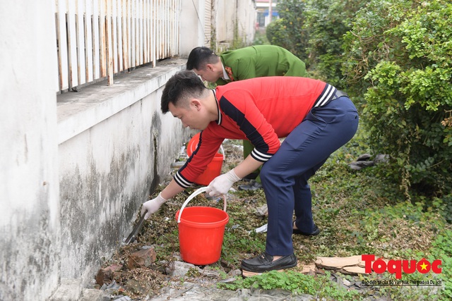 Lực lượng chức năng phường Phương Mai dọn dẹp kim tiêm, xi lanh sau phản ánh của Báo điện tử Tổ Quốc - Ảnh 11.