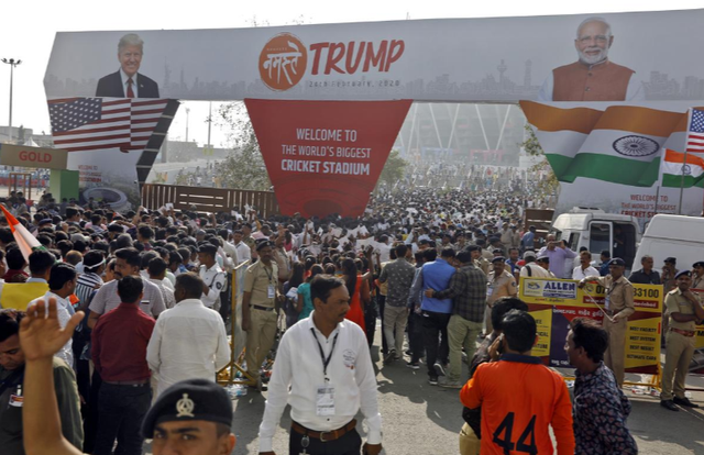 (Ảnh) Choáng váng với màn đón chào của hơn 100.000 nghìn người Ấn Độ dành cho Tổng thống Trump - Ảnh 7.