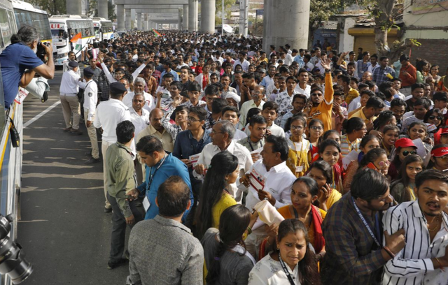 (Ảnh) Choáng váng với màn đón chào của hơn 100.000 nghìn người Ấn Độ dành cho Tổng thống Trump - Ảnh 6.