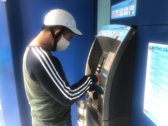 Hà Nội: Cây ATM thờ ơ phòng dịch, khách lo nhiễm Covid-19 - Ảnh 8.