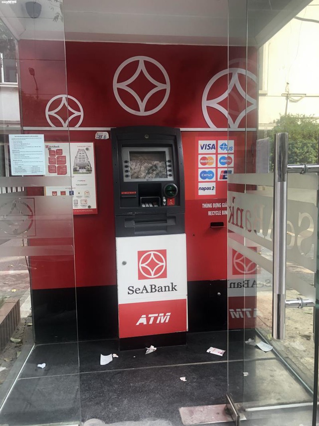 Hà Nội: Cây ATM thờ ơ phòng dịch, khách lo nhiễm Covid-19 - Ảnh 10.