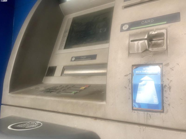 Hà Nội: Cây ATM thờ ơ phòng dịch, khách lo nhiễm Covid-19 - Ảnh 7.