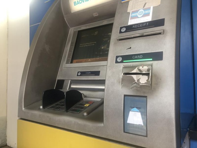 Hà Nội: Cây ATM thờ ơ phòng dịch, khách lo nhiễm Covid-19 - Ảnh 4.