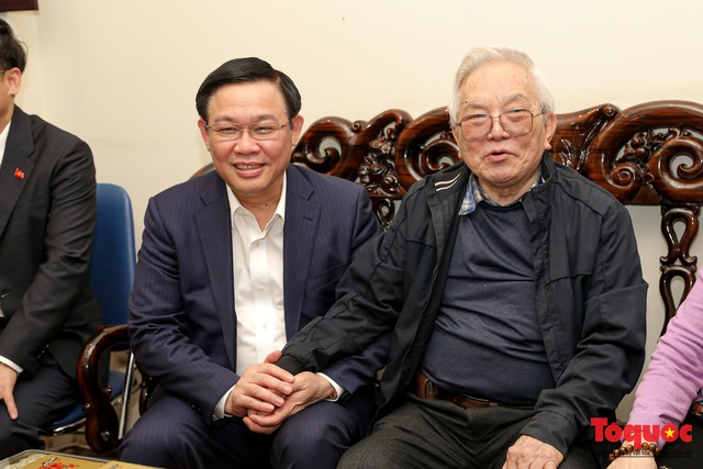 Hình ảnh Bí thư Thành ủy Hà Nội Vương Đình Huệ thăm hỏi các giáo sư nhân ngày thầy thuốc Việt Nam - Ảnh 3.
