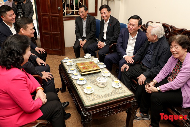 Hình ảnh Bí thư Thành ủy Hà Nội Vương Đình Huệ thăm hỏi các giáo sư nhân ngày thầy thuốc Việt Nam - Ảnh 2.