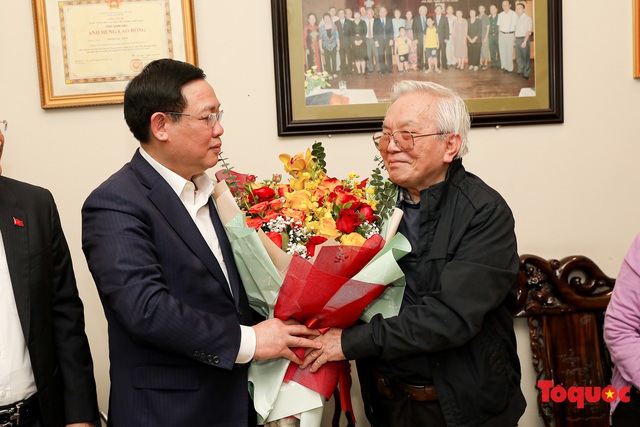 Hình ảnh Bí thư Thành ủy Hà Nội Vương Đình Huệ thăm hỏi các giáo sư nhân ngày thầy thuốc Việt Nam - Ảnh 4.