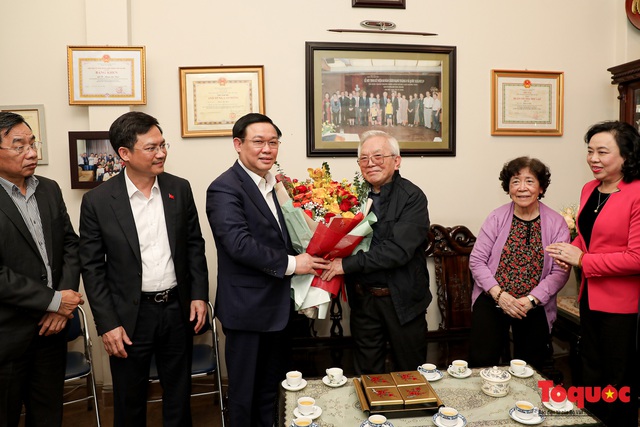 Hình ảnh Bí thư Thành ủy Hà Nội Vương Đình Huệ thăm hỏi các giáo sư nhân ngày thầy thuốc Việt Nam - Ảnh 5.