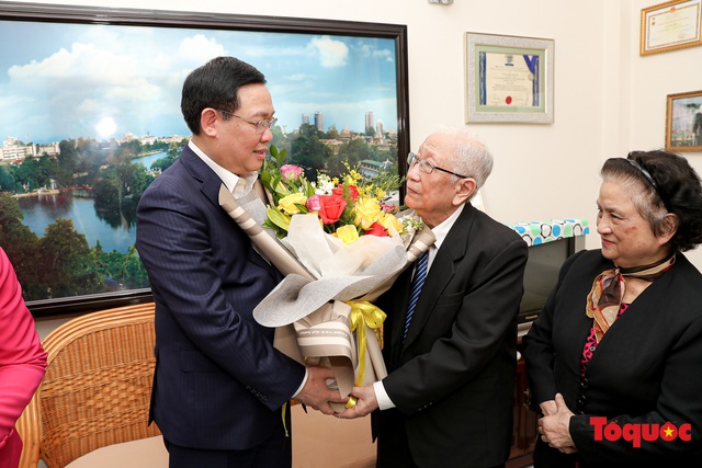 Hình ảnh Bí thư Thành ủy Hà Nội Vương Đình Huệ thăm hỏi các giáo sư nhân ngày thầy thuốc Việt Nam - Ảnh 7.