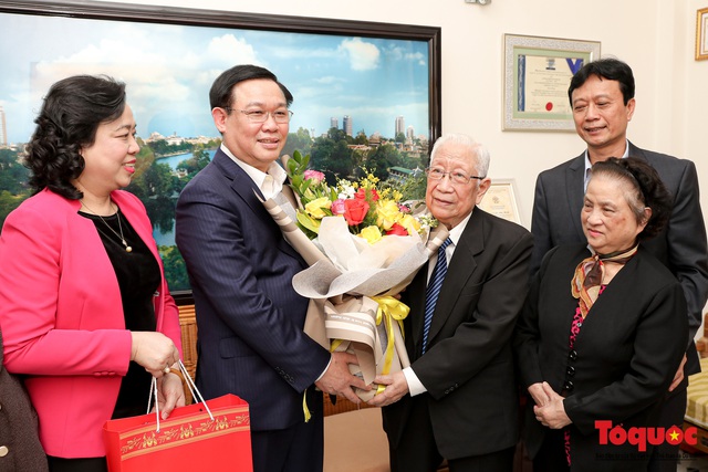 Hình ảnh Bí thư Thành ủy Hà Nội Vương Đình Huệ thăm hỏi các giáo sư nhân ngày thầy thuốc Việt Nam - Ảnh 10.