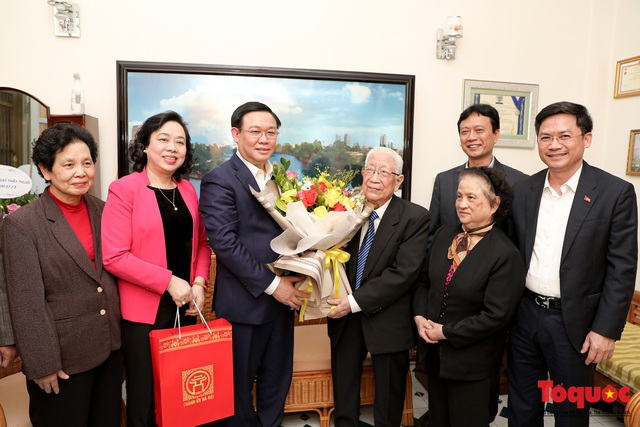 Hình ảnh Bí thư Thành ủy Hà Nội Vương Đình Huệ thăm hỏi các giáo sư nhân ngày thầy thuốc Việt Nam - Ảnh 11.