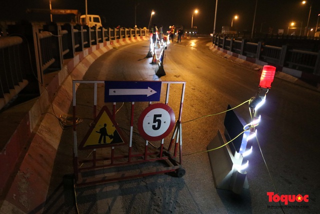 Hà Nội: Công nhân trắng đêm tu sửa mặt đường cầu Vĩnh Tuy - Ảnh 2.