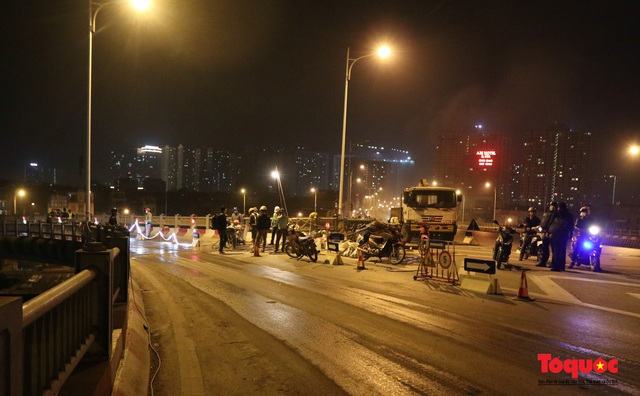 Hà Nội: Công nhân trắng đêm tu sửa mặt đường cầu Vĩnh Tuy - Ảnh 1.