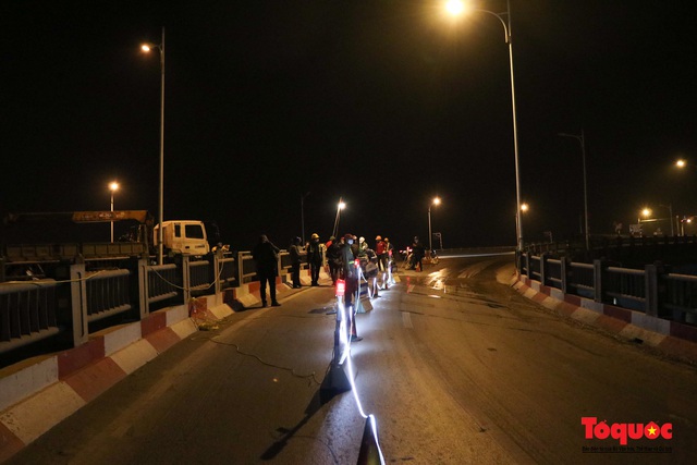 Hà Nội: Công nhân trắng đêm tu sửa mặt đường cầu Vĩnh Tuy - Ảnh 7.