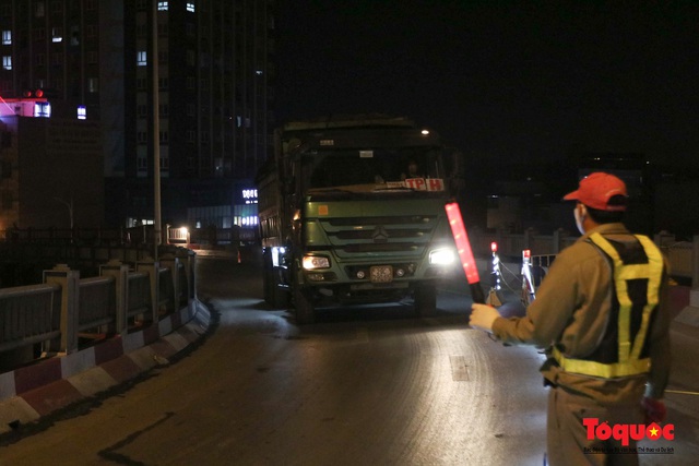 Hà Nội: Công nhân trắng đêm tu sửa mặt đường cầu Vĩnh Tuy - Ảnh 6.