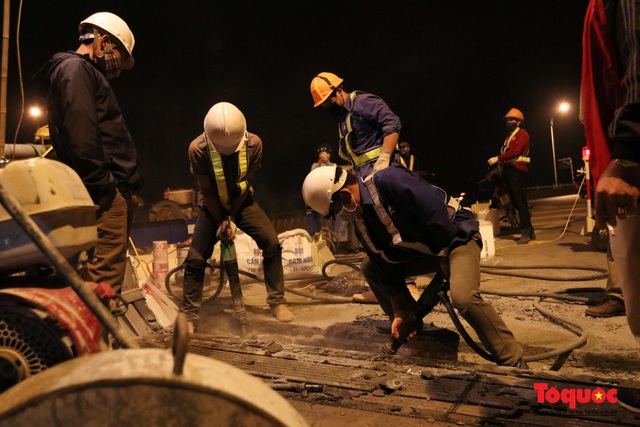 Hà Nội: Công nhân trắng đêm tu sửa mặt đường cầu Vĩnh Tuy - Ảnh 8.