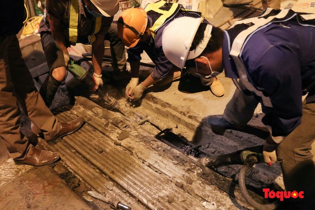 Hà Nội: Công nhân trắng đêm tu sửa mặt đường cầu Vĩnh Tuy - Ảnh 10.
