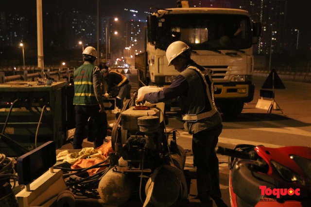 Hà Nội: Công nhân trắng đêm tu sửa mặt đường cầu Vĩnh Tuy - Ảnh 11.