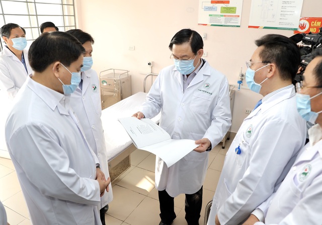 Bí thư Hà Nội Vương Đình Huệ kiểm tra công tác phòng dịch Covid-19 tại bệnh viện Đức Giang - Ảnh 3.