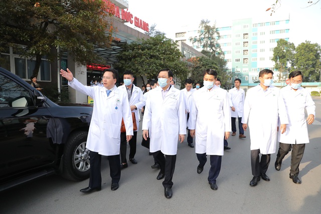 Bí thư Hà Nội Vương Đình Huệ kiểm tra công tác phòng dịch Covid-19 tại bệnh viện Đức Giang - Ảnh 1.