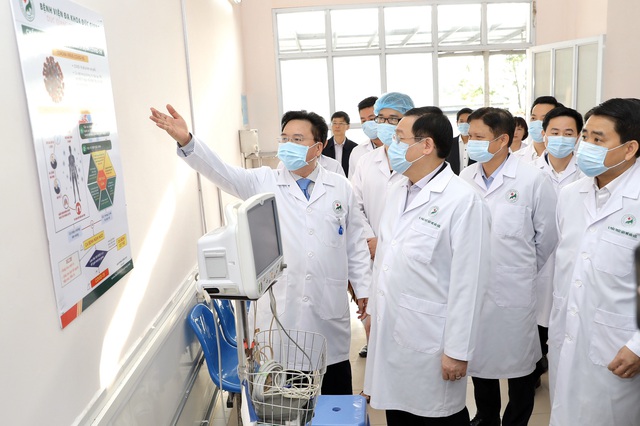 Bí thư Hà Nội Vương Đình Huệ kiểm tra công tác phòng dịch Covid-19 tại bệnh viện Đức Giang - Ảnh 2.