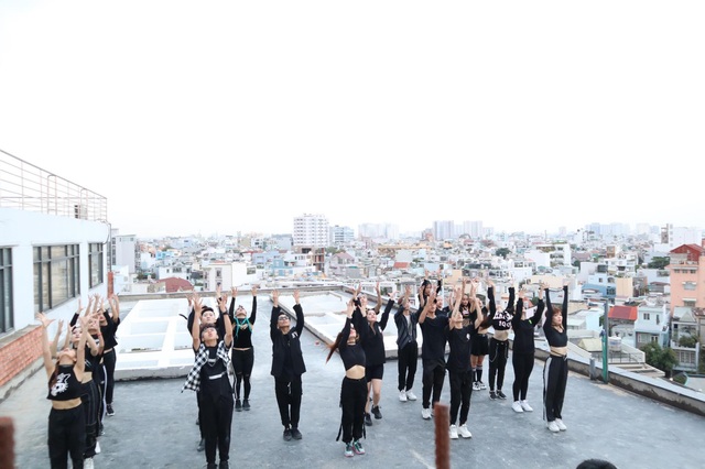 Khánh Thi ‘làm mới’ vũ đạo bài hit của BTS bằng dance sport - Ảnh 1.