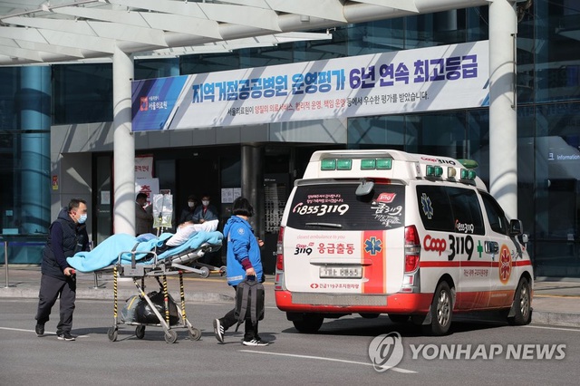 Hàn Quốc: Tình hình dịch bệnh tiếp tục ngoài kiểm soát, tổng số người nhiễm lên 2.022 - Ảnh 1.