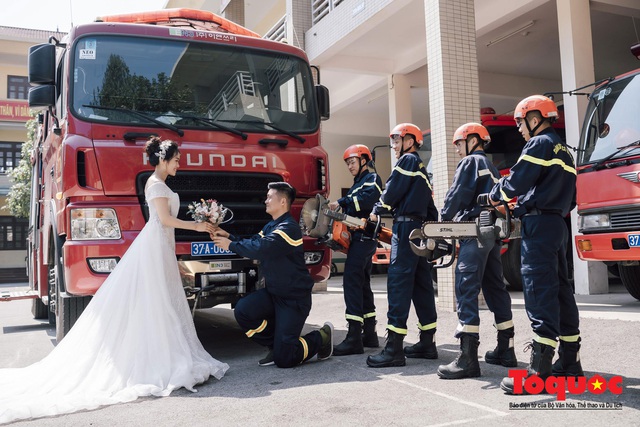 Nghệ An: Bộ ảnh cưới ấn tượng của chàng lính cứu hỏa 9X   - Ảnh 1.