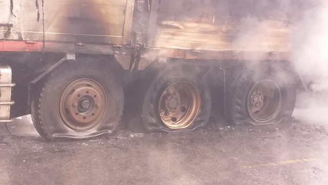 Nghệ An: Xe tải biển Lào nổ lốp, bốc cháy ngùn ngụt khi đang lưu thông - Ảnh 5.