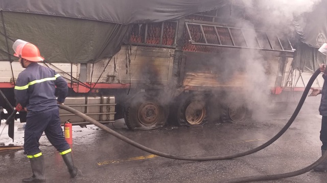 Nghệ An: Xe tải biển Lào nổ lốp, bốc cháy ngùn ngụt khi đang lưu thông - Ảnh 3.