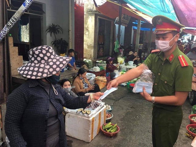 Phát khẩu trang miễn phí cho người dân và du khách ở Đà Nẵng - Ảnh 3.