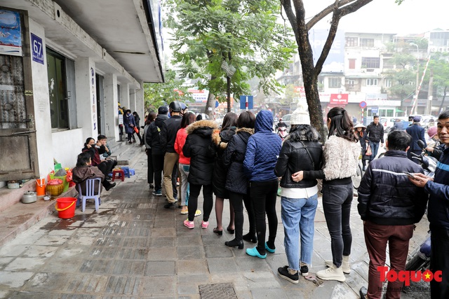 Dân Hà nội xếp hàng dài dưới đường đợi mua khẩu trang giá rẻ - Ảnh 5.