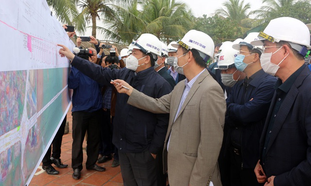 Bộ trưởng Nguyễn Văn Thể mang khẩu trang y tế kiểm tra công trình tại Nghệ An - Ảnh 1.