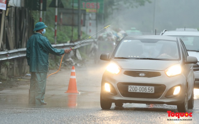 Thái Nguyên thành lập nhiều chốt chặn virus NCoV ngay từ của ngõ vào thành phố - Ảnh 2.