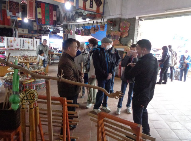 Lào Cai đẩy mạnh công tác tuyên truyền cho người dân, du khách về dịch bệnh viêm đường hô hấp cấp do chủng mới của vi rút Corona - Ảnh 1.