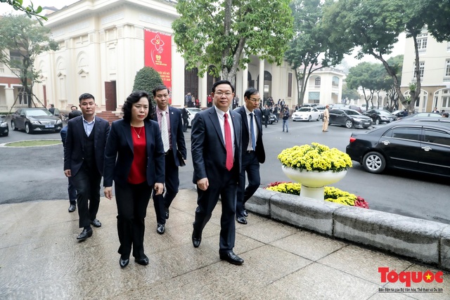 Hình ảnh công bố quyết định của Bộ Chính trị phân công Phó Thủ tướng Vương Đình Huệ giữ chức vụ Bí thư Thành ủy Hà Nội - Ảnh 1.