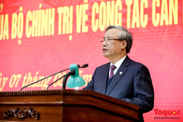 Hình ảnh công bố quyết định của Bộ Chính trị phân công Phó Thủ tướng Vương Đình Huệ giữ chức vụ Bí thư Thành ủy Hà Nội - Ảnh 2.