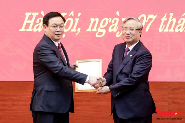 Công bố quyết định Phó Thủ tướng Vương Đình Huệ giữ chức vụ Bí thư Thành ủy Hà Nội  - Ảnh 1.