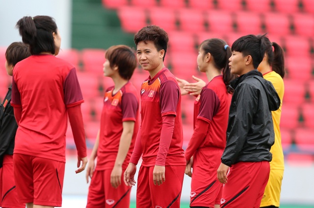 Đội tuyển nữ Việt Nam thảnh thơi làm quen sân trước giờ đối đầu cường địch - Ảnh 3.