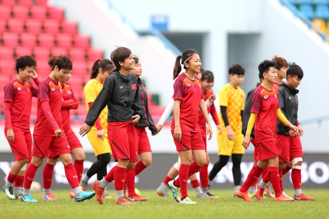 Đội tuyển nữ Việt Nam thảnh thơi làm quen sân trước giờ đối đầu cường địch - Ảnh 2.