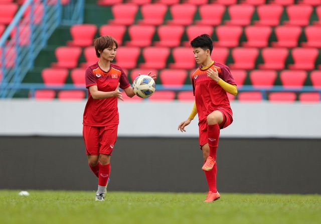 Đội tuyển nữ Việt Nam thảnh thơi làm quen sân trước giờ đối đầu cường địch - Ảnh 8.