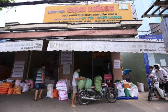 Chủ đại lý gạo ở Đà Nẵng treo tấm bảng khuyên khách không nên...mua nhiều gạo - Ảnh 8.