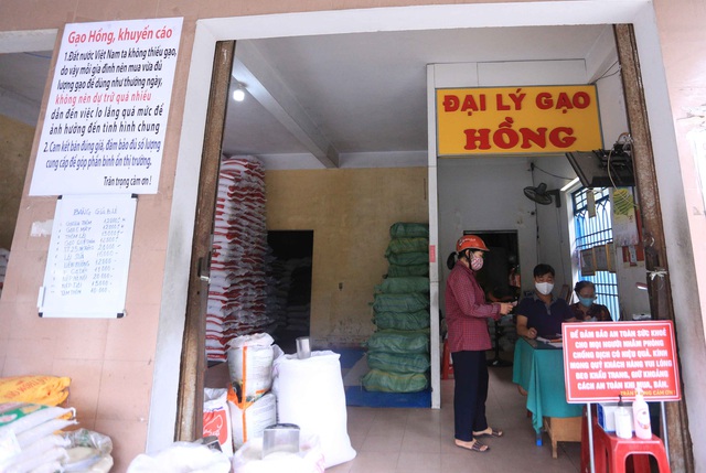 Chủ đại lý gạo ở Đà Nẵng treo tấm bảng khuyên khách không nên...mua nhiều gạo - Ảnh 10.