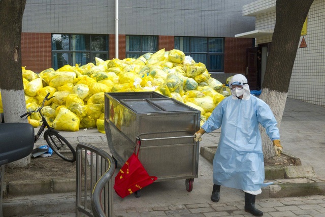 Trung Quốc gặp khó với lượng rác thải y tế khổng lồ sau đại dịch Covid-19 - Ảnh 1.