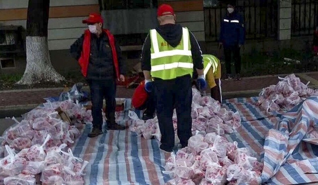 Giao thịt lợn bằng xe chở rác: Vũ Hán sa thải ngay hai quan chức - Ảnh 2.
