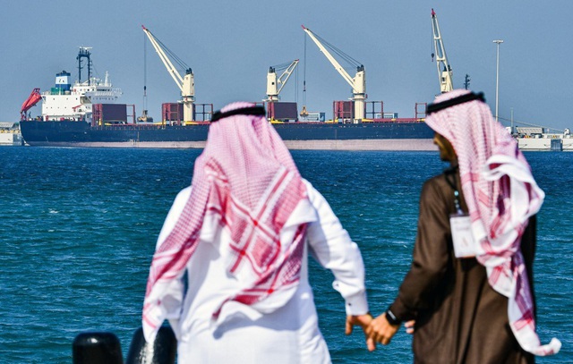 Cuộc chiến giá dầu với Nga leo thang: UAE gia nhập liên minh Saudi - Ảnh 1.