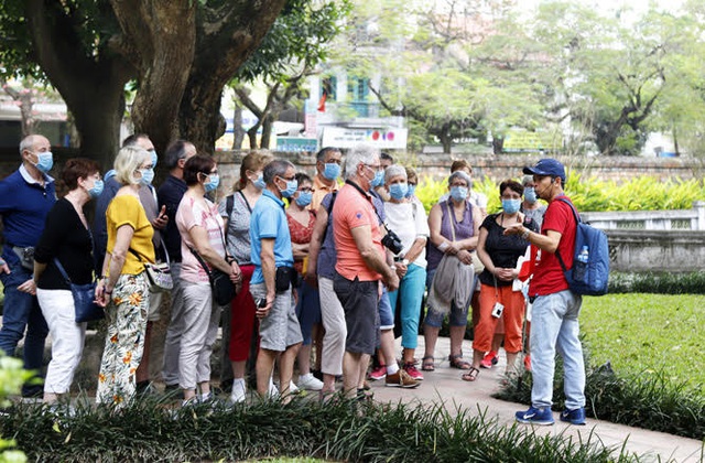 Việt Nam yêu cầu công dân nước ngoài thực hiện nghiêm việc đeo khẩu trang tại nơi công cộng  - Ảnh 1.