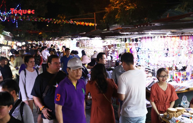 Từ ngày 17/3, Hội An tạm dừng hoạt động chợ đêm và các dịch vụ văn hóa, thể thao, điểm vui chơi giải trí... - Ảnh 1.
